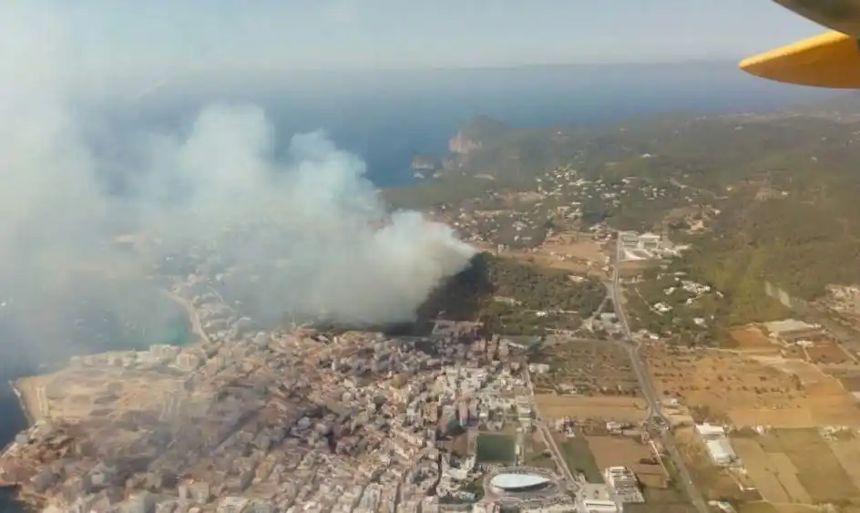 Incendio forestal mantiene en vilo a Ibiza