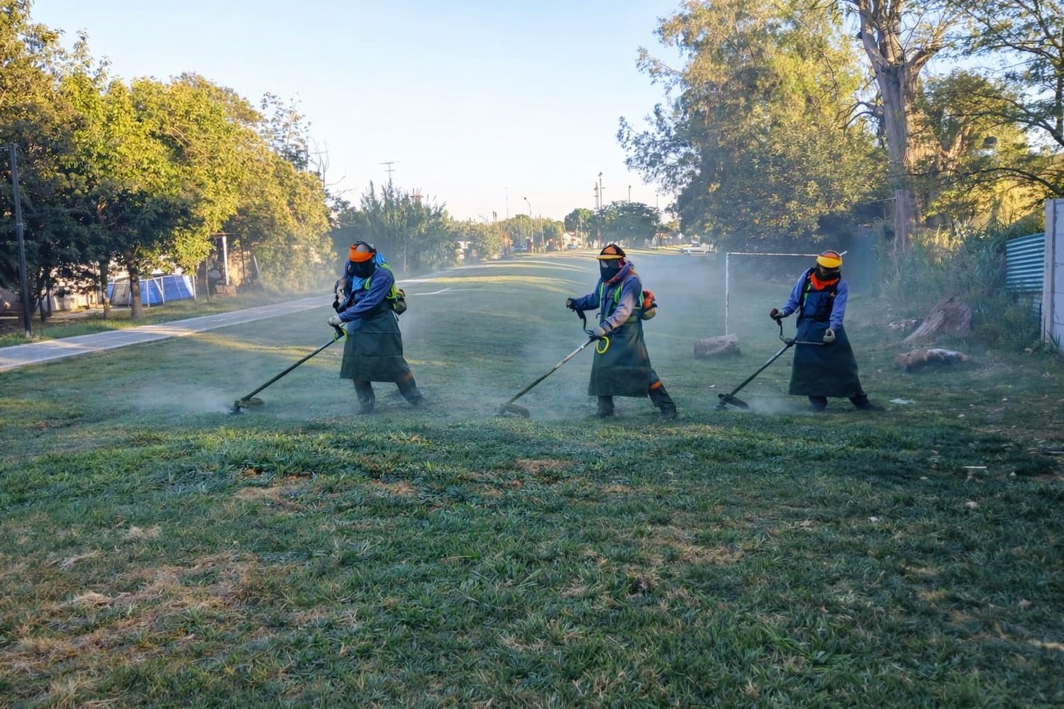 El Municipio refuerza el control de desmalezado en veredas y lotes privados