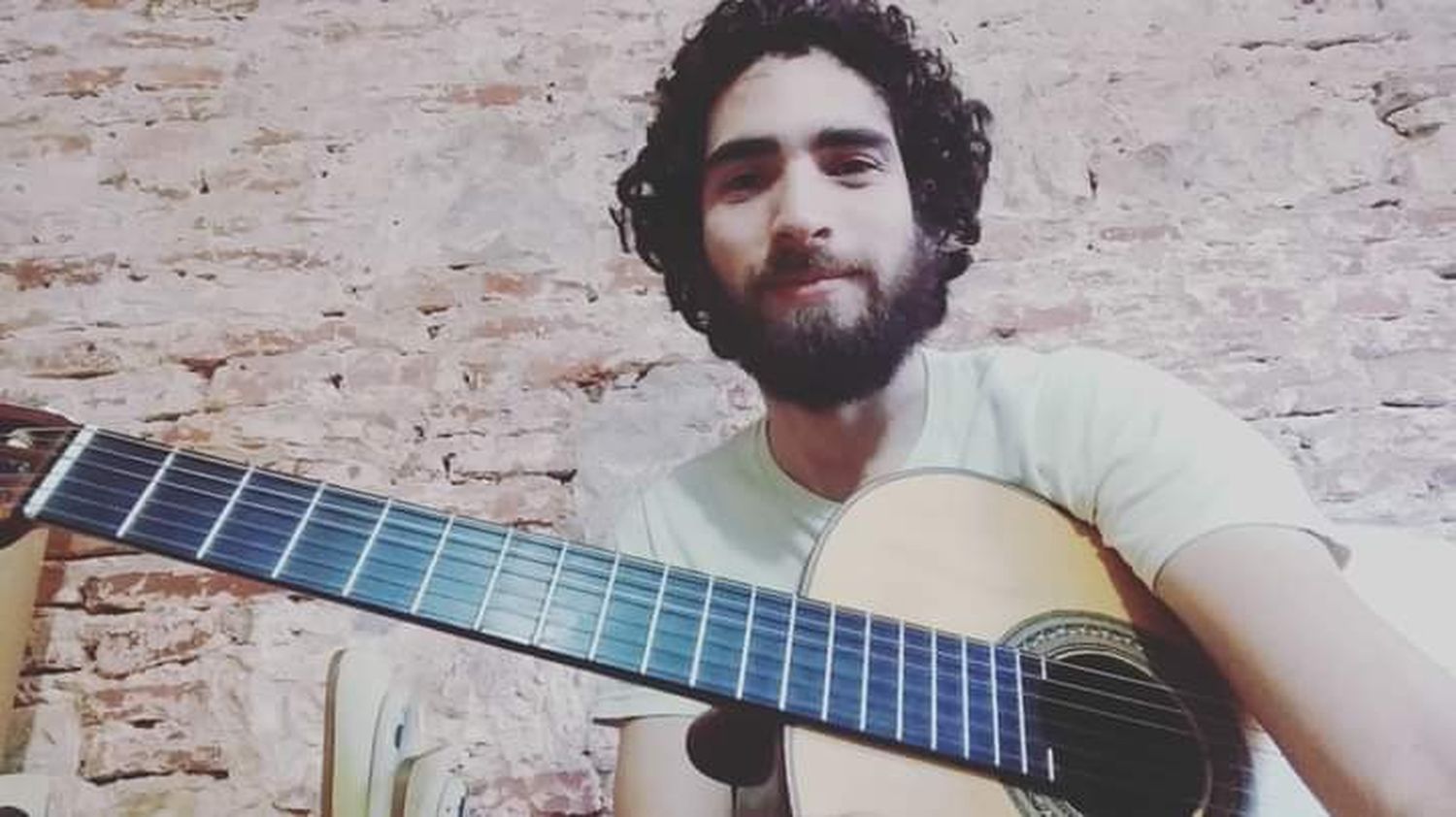 Hoy: Jonatan Acosta, Huella de guitarra y canto  