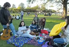 En un clima de vuelta a la normalidad, cientos de estudiantes celebraron su día en la Plaza de las Banderas