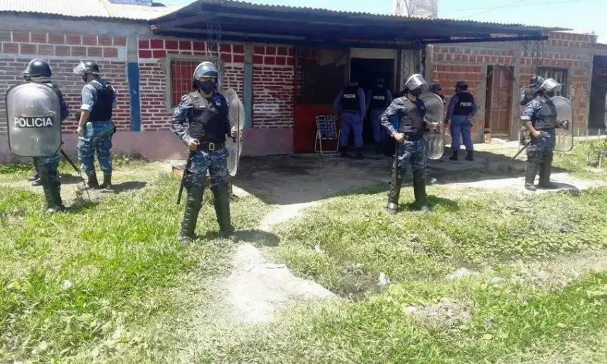 La Policía realizó un allanamiento, detuvo a dos personas y secuestró armas blancas