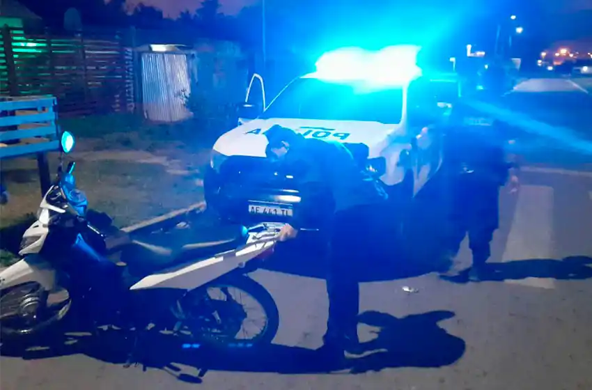 Atrapan a dos menores que circulaban en una moto robada