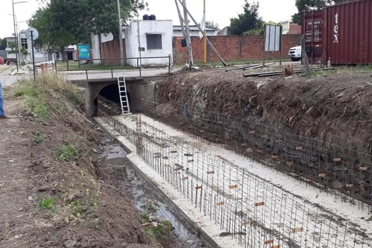 Avanza la obra para sanear la zanja a cielo abierto en una calle de la ciudad