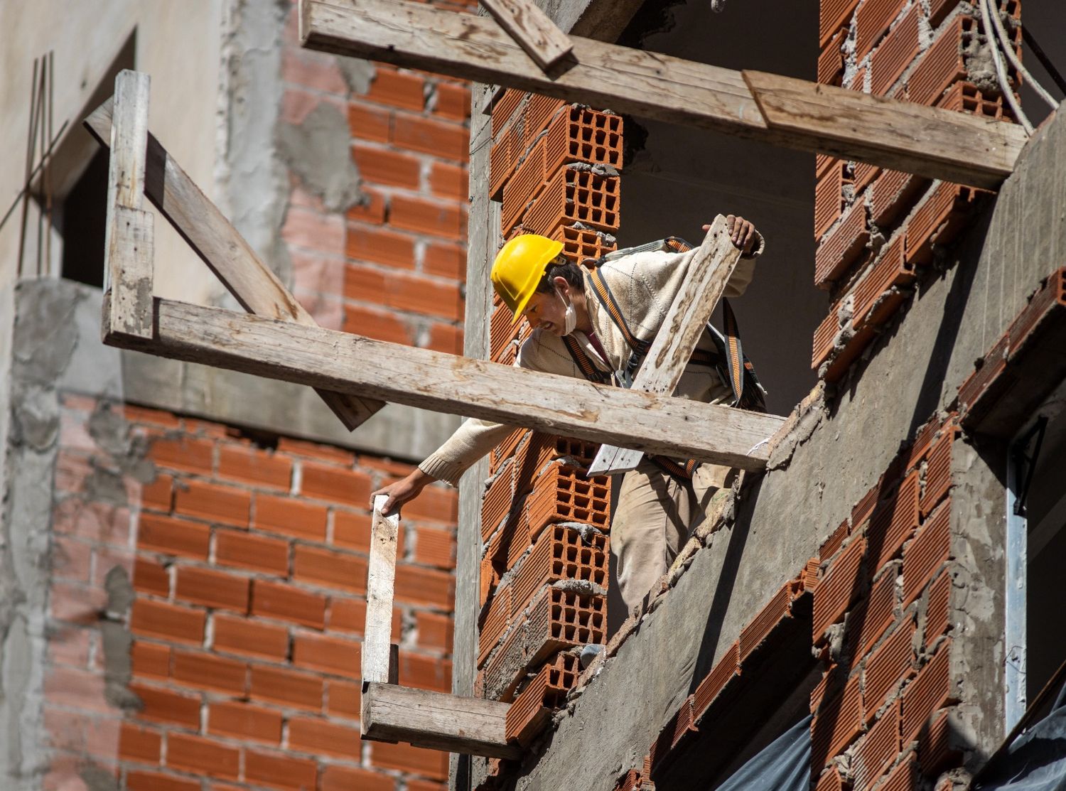 En marzo continúa la caída en la demanda de insumos debido a la reducción en la construcción de obra pública.