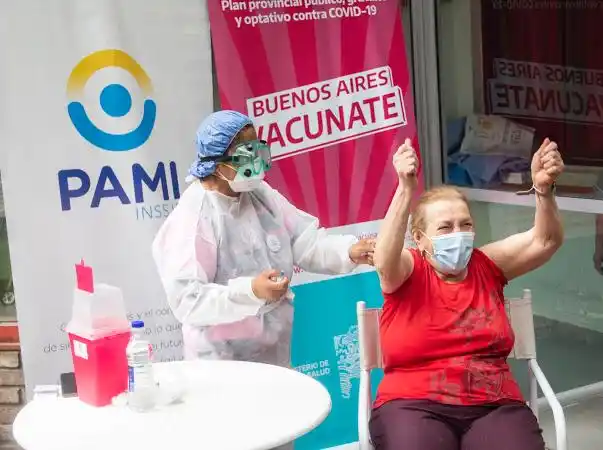 Pami continúa vacunando en residencias de La Matanza, Mercedes, La Plata, San Martín y Temperley 