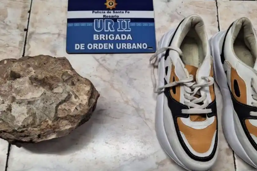 Destrozó una vidriera con una piedra, robó un par de zapatillas y fue detenido