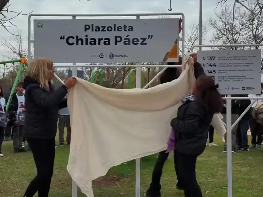 La plazoleta Chiara Páez se convirtió en un espacio de dolor, lucha y abrazo comunitario.