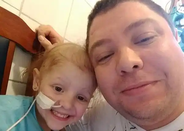 Juntos. Lourdes y su papá durante el tratamiento de quimioterapia en el Hospital Garrahan  