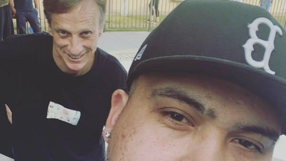 Ventajas de ser Tony Hawk: te metés en una piscina que no es tuya y te piden fotos