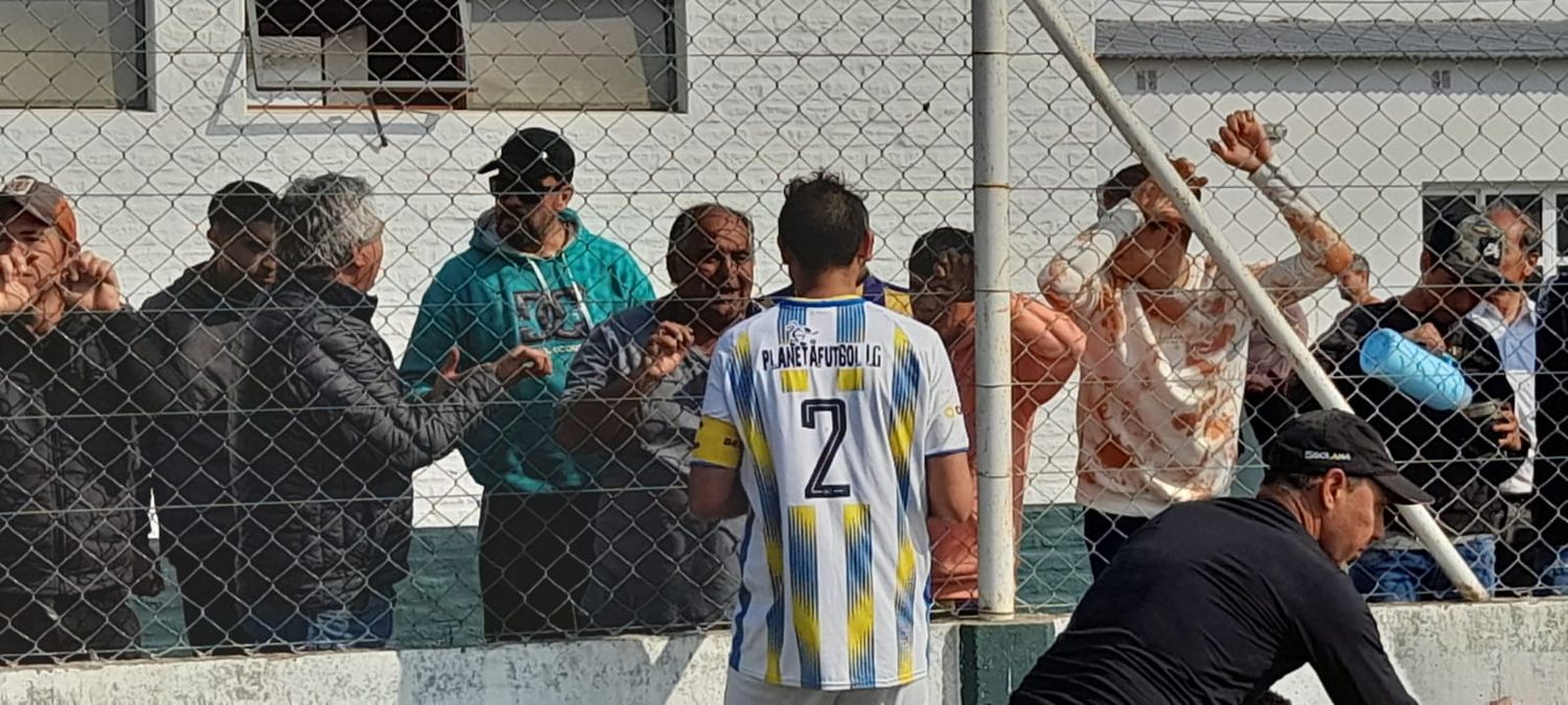 En un momento álgido del Torneo Oficial, el técnico Marcelo Sobradelo Irigoyen de El Progreso fue expulsado el pasado domingo y no podrá estar dentro de la cancha en la revancha a jugarse en el reducto norteño ante Bancario. El entrenador recibió dos (2) fechas de suspensión y justo cuando los auriazules más lo necesitarán dentro del field para escuchar las indicaciones.