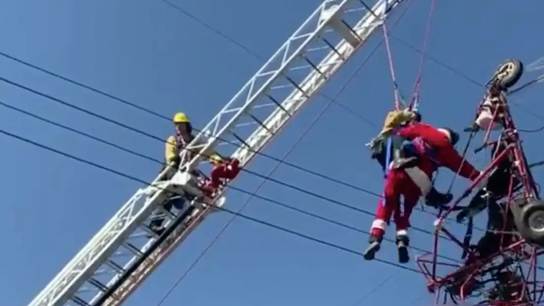 Video: Santa Claus se enredó en un tendido eléctrico de California
