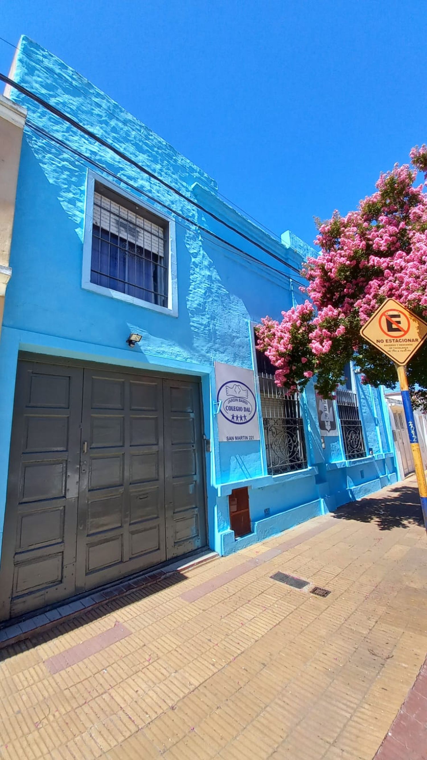 Jardín Bambi, Colegio Dal y Colegio San Francisco funcionan en San Martín 221.