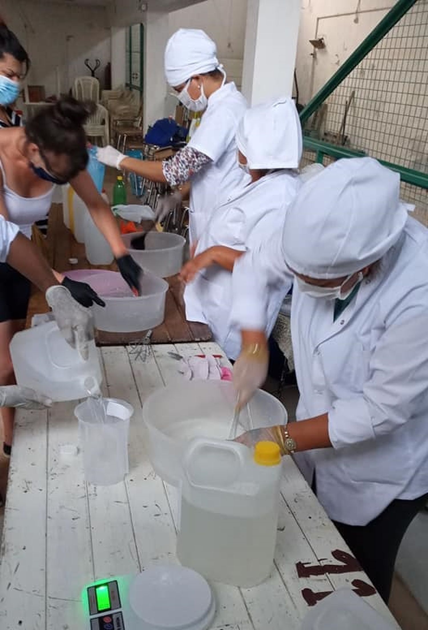 Una cooperativa fabricó alcohol en gel para donar a escuelas y clubes de la ciudad