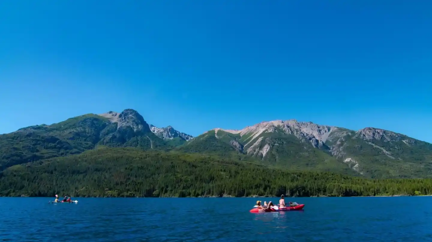 No es Bariloche ni el Bolsón: dónde está el lago argentino que es el más limpio de Sudamérica y cómo visitarlo