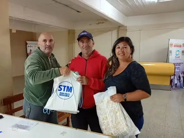 Leyenda: Entrega. Las que hacen Jorge Saba y Flavia Scaglia integrantes del STM a un afiliado.