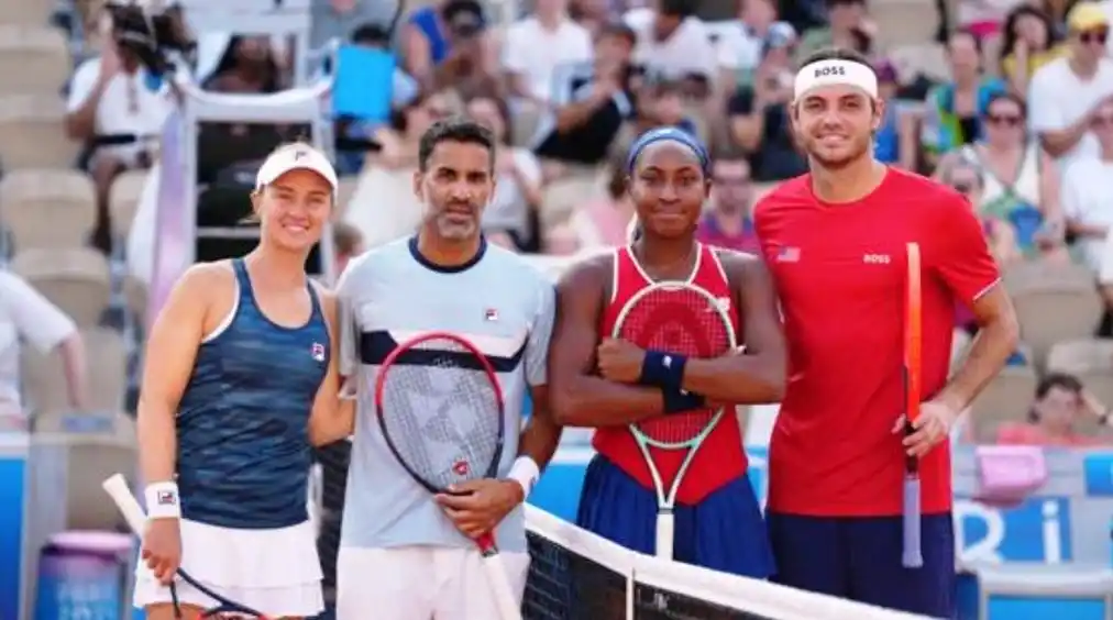 Podoroska y González, en la foto previa con los estadounidenses.