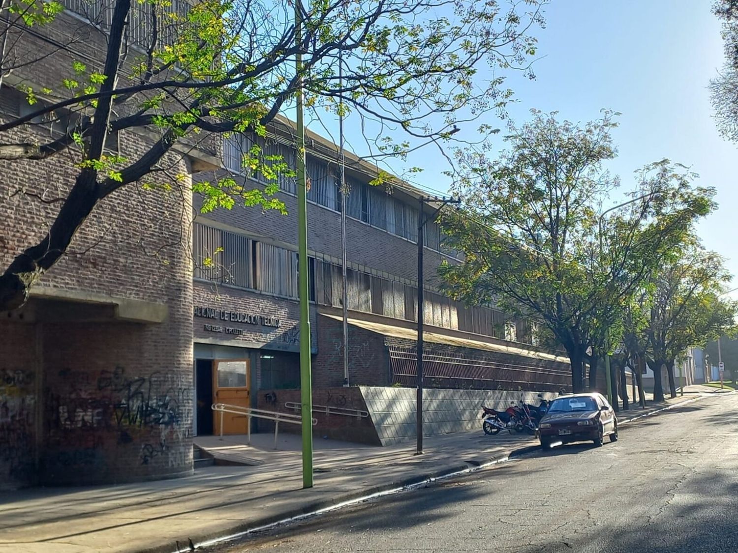 Bahía Blanca: Los padres de una escuela técnica limpiaron y pintaron el edificio escolar