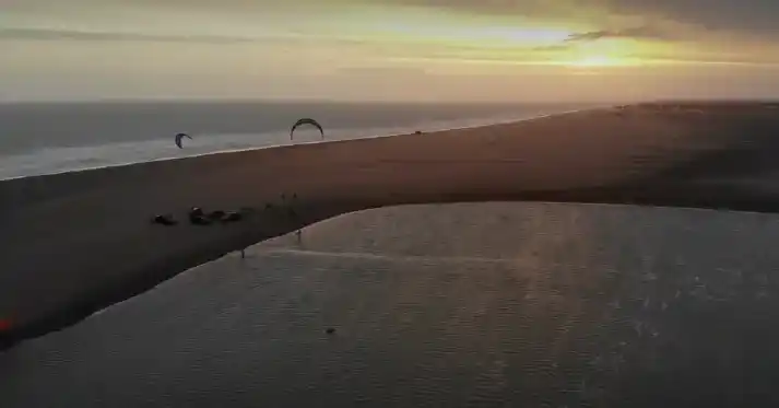 Desembocadura del río Quequén Salado en Marisol: Captura de un video de redes sociales