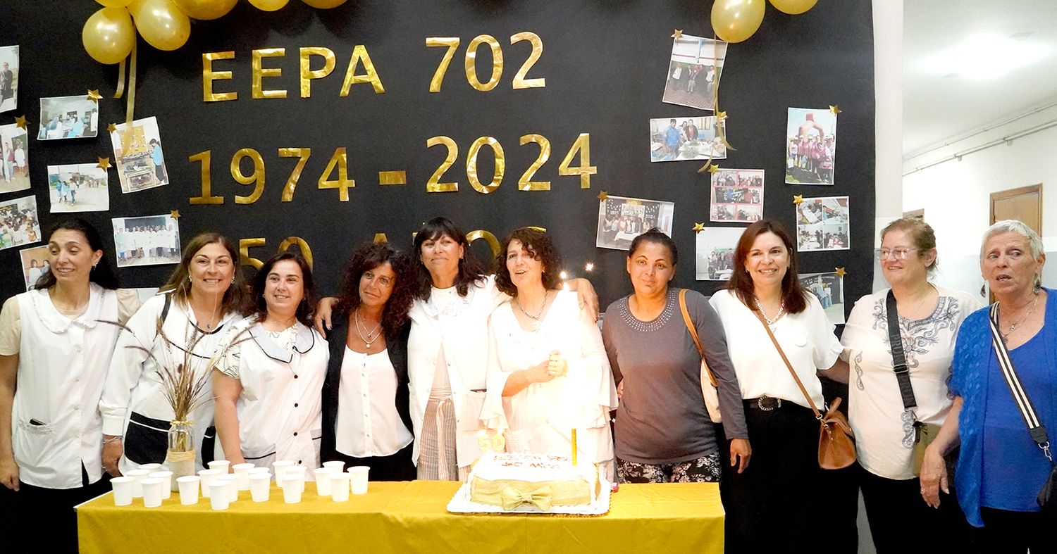 La comunidad de la institución cortó la torta de cumpleaños