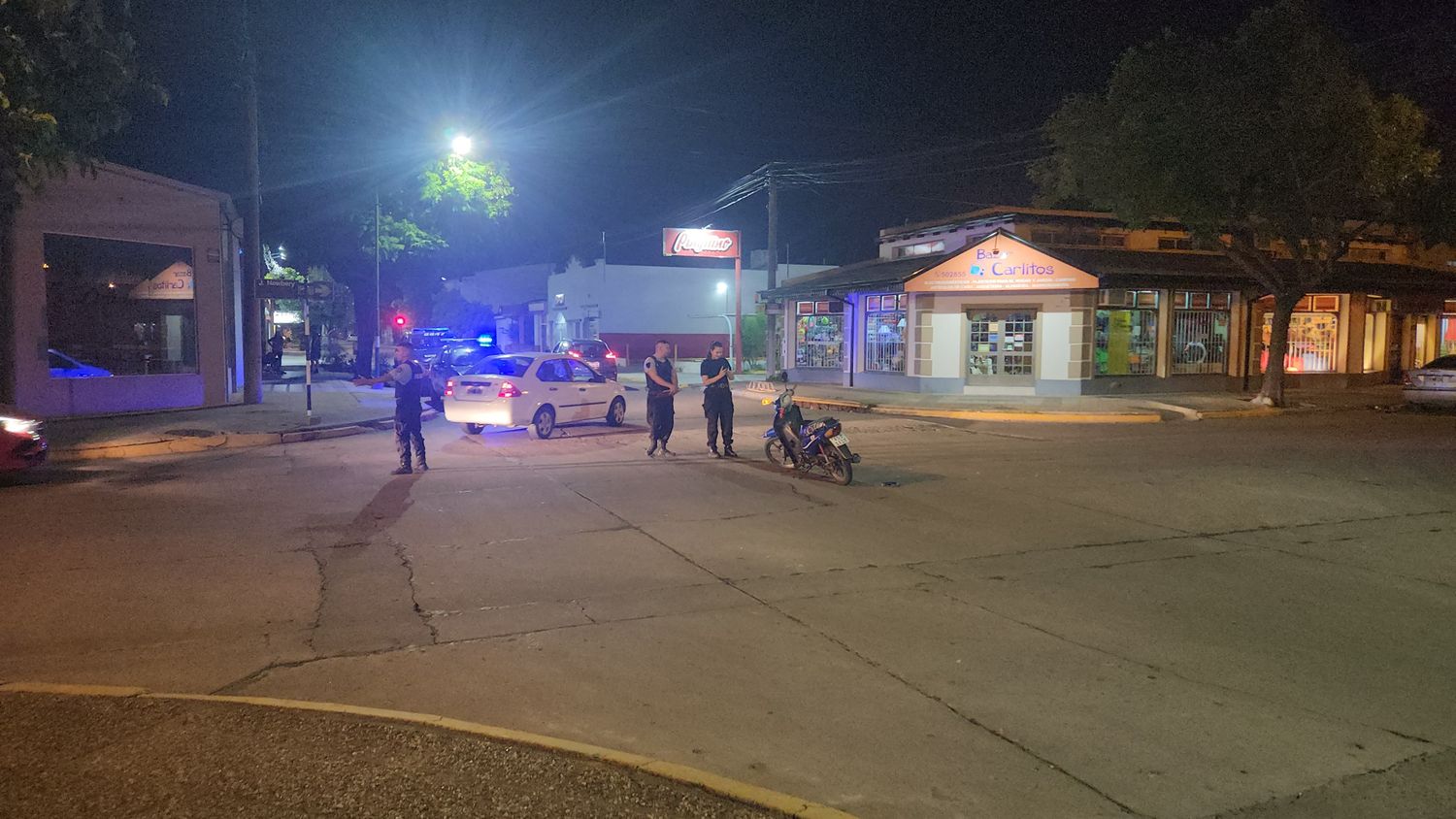 Fuerte accidente en el barrio Villa Rosas: de a tres en moto chocaron contra un auto y terminaron heridos