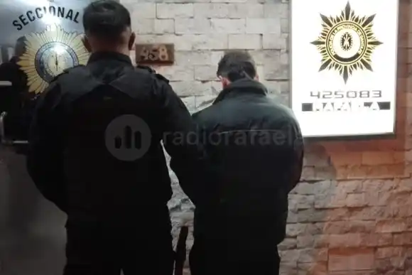 Una joven terminó descompuesta en la vereda tras una discusión con su pareja