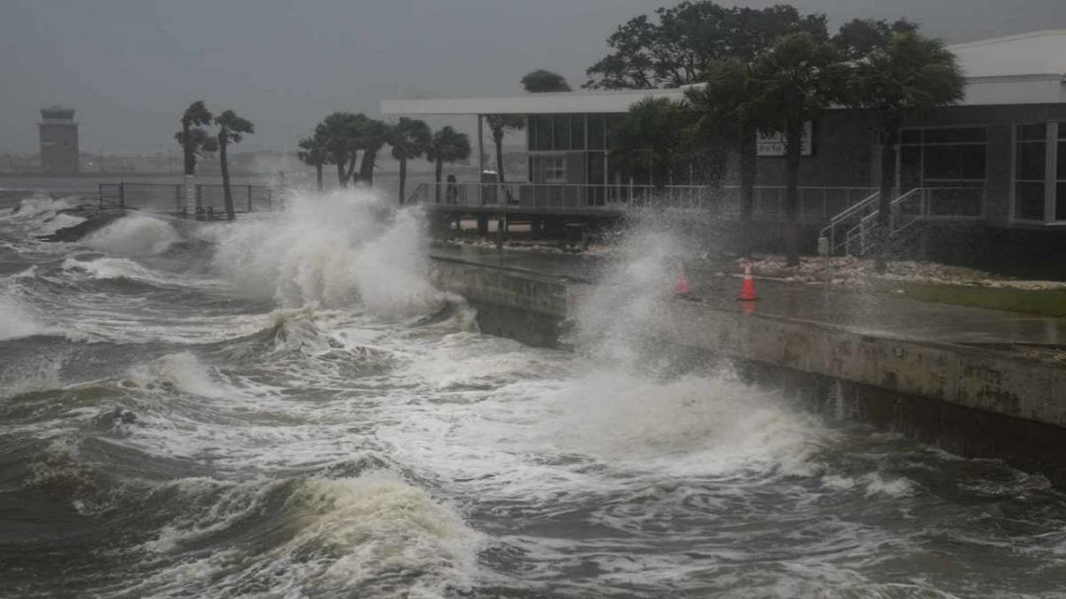 DEGRADADO pero «MUY PELIGROSO»: huracán MILTON toca tierra y deja víctimas mortales en FLORIDA