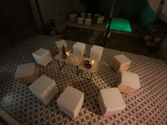 DEC Amoblamientos presenta su nuevo servicio de alquiler de livings para fiestas y eventos, destacando un set de pufs blancos y mesas ratonas ideales para ambientar jardines y espacios al aire libre con un estilo moderno y elegante.