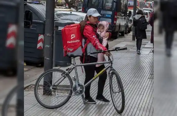 La historia detrás de la foto viral sobre la mamá repartidora de PedidosYa
