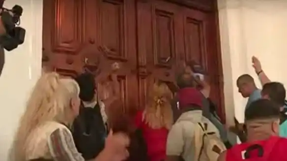 Marcha por el crimen de Kim Gómez: Intentaron ingresar por la fuerza en la municipalidad de La Plata