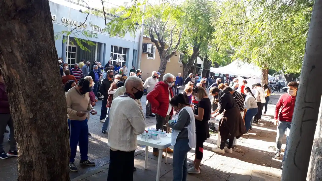 Vacunación contra el coronavirus: arribaron nuevas dosis de vacunas Sputnik V y Moderna al Centro de Jubilados