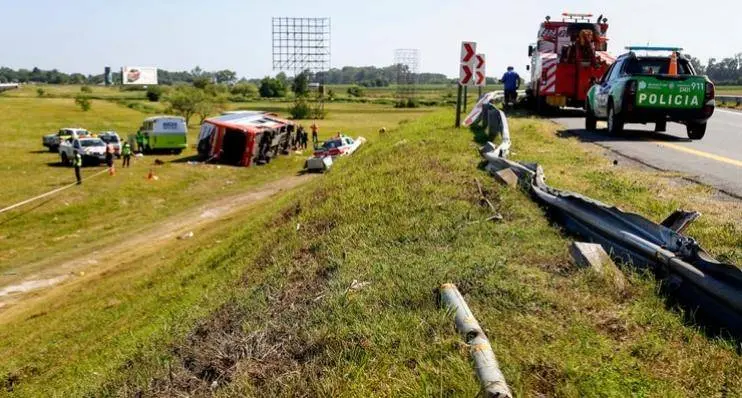 Tragedia en ruta 2: volcó un micro y dejó saldo de 2 muertos y mujer en estado crítico