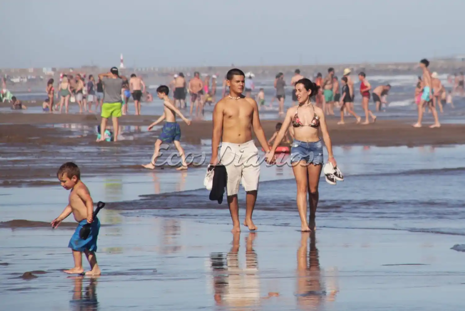 Vecinos disfrutan de la playa