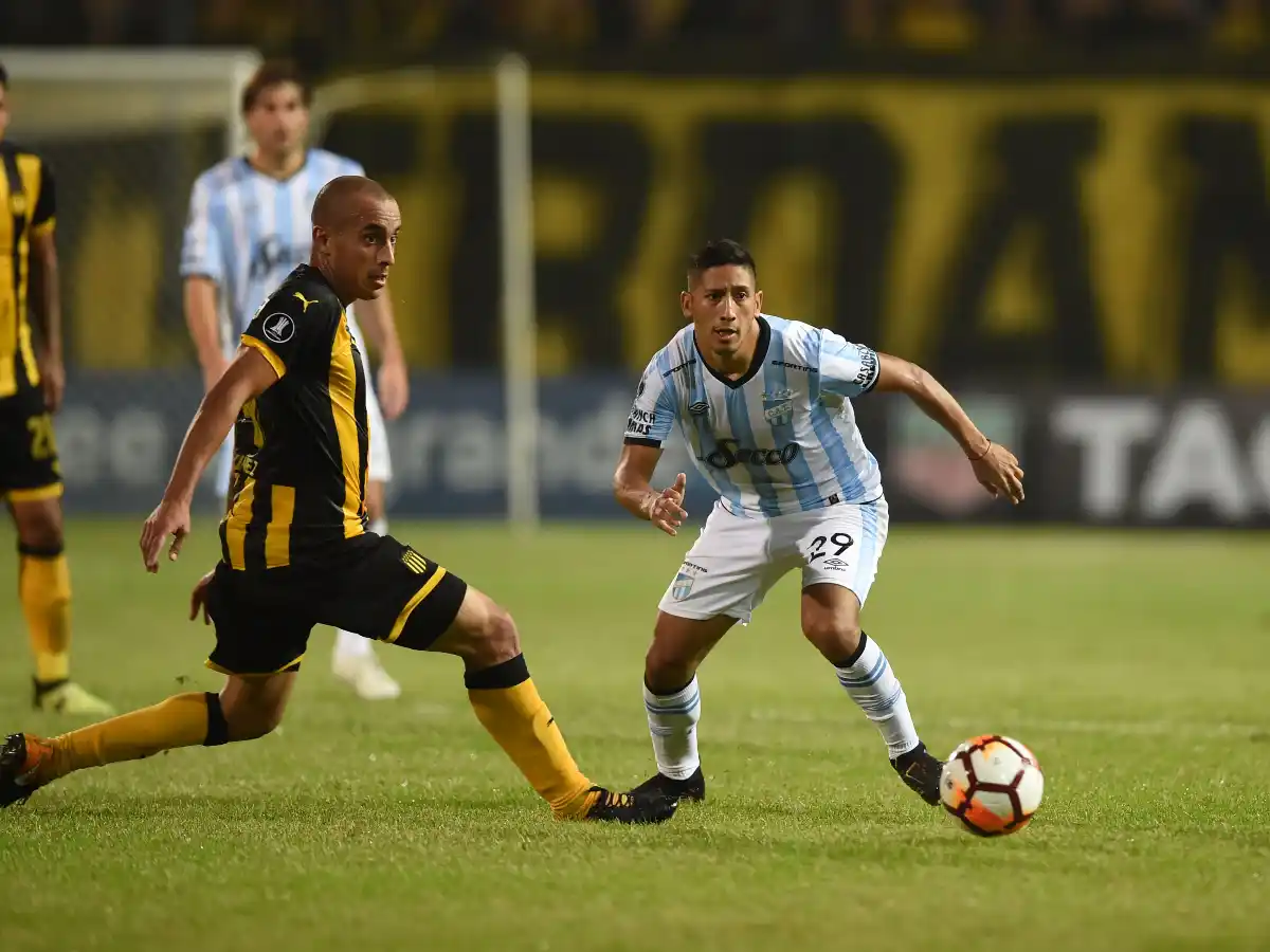 El “Decano” tucumano tropezó en Montevideo