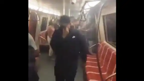 CAOS EN EL METRO DE CARACAS: tren con fallas forzó al desalojo y desespero de usuarios este 23Ene (VIDEO)