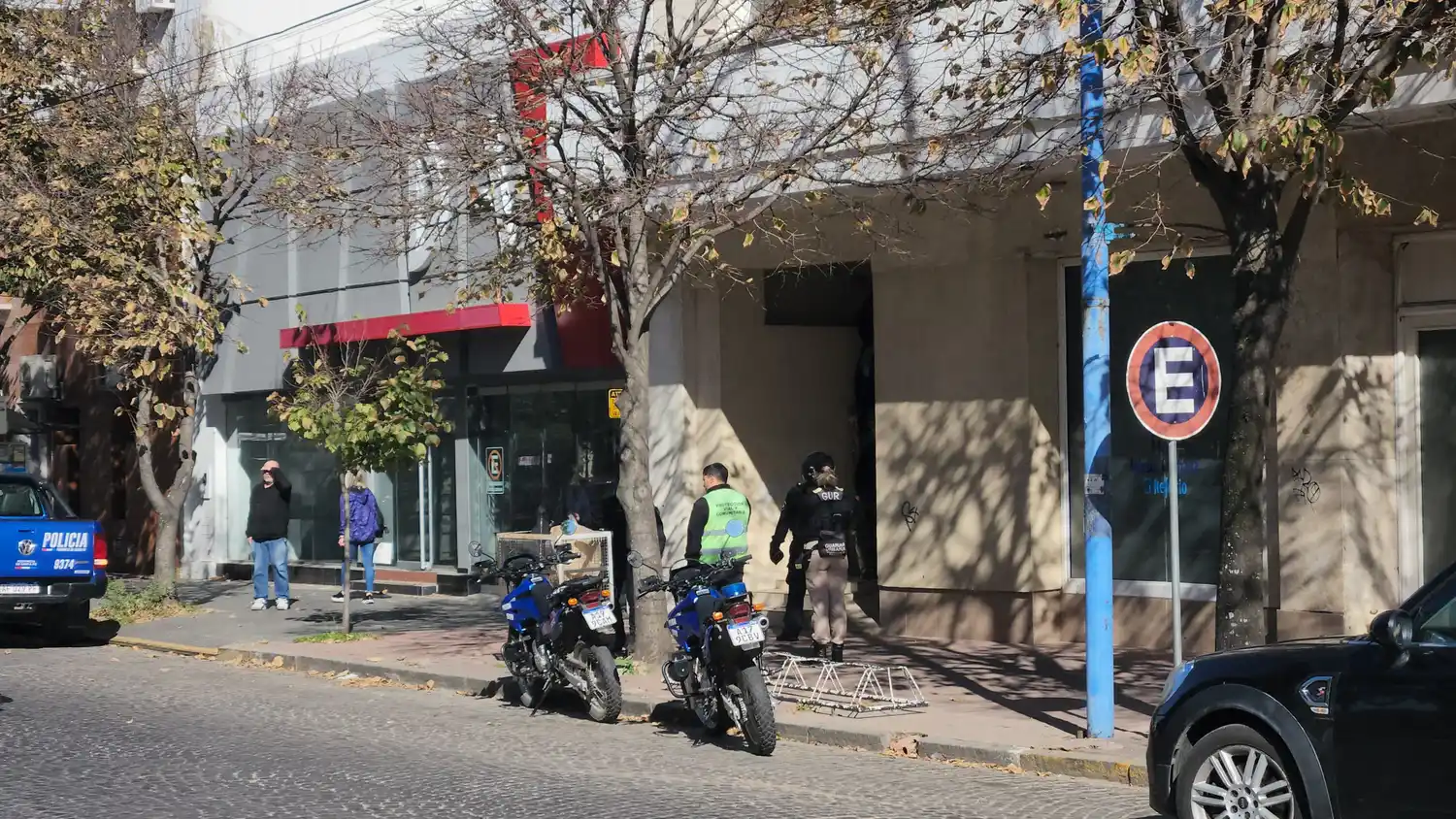 Intenso despliegue policial en pleno centro rafaelino | Crédito: RADIO RAFAELA - 3