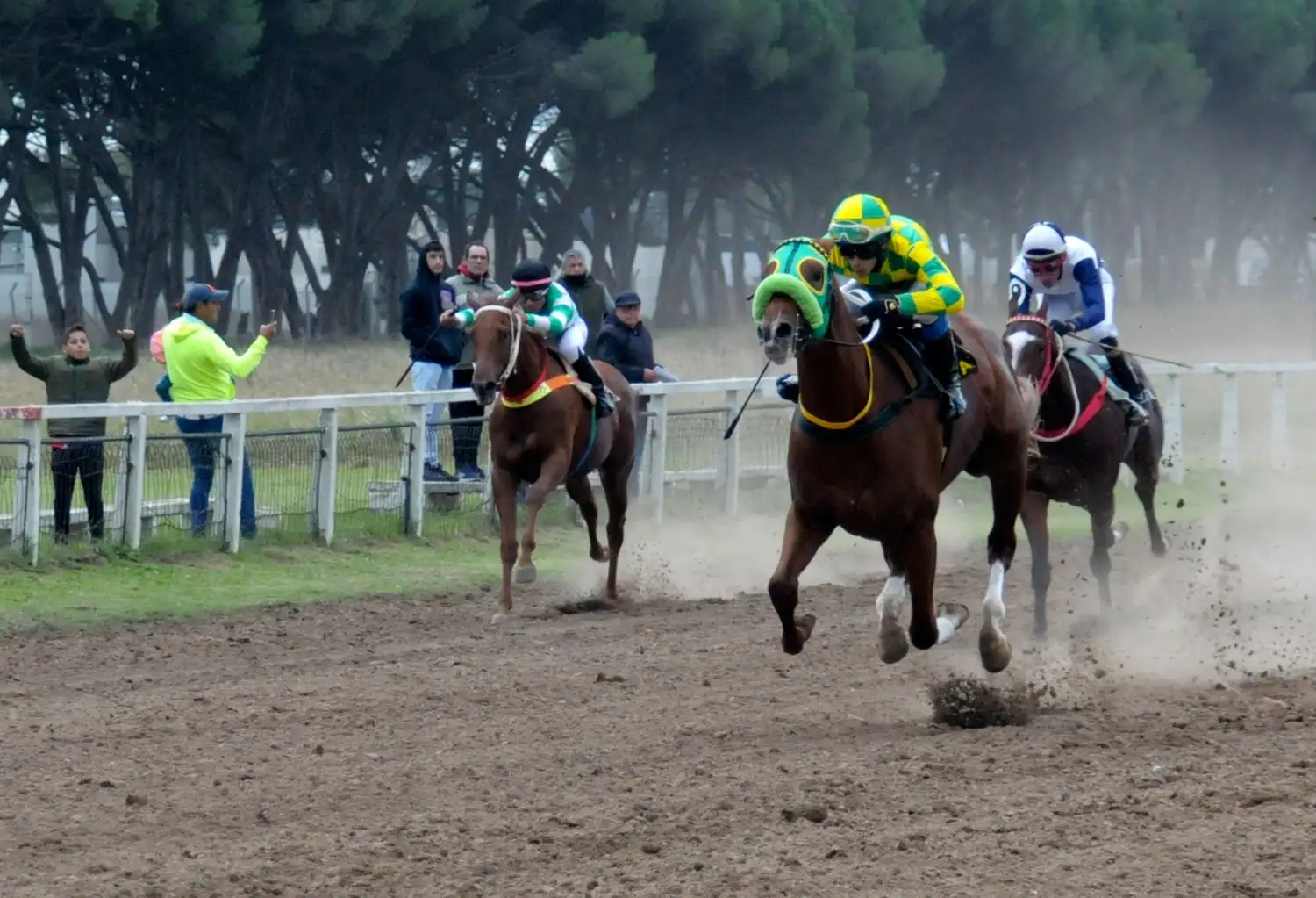 Con 10 vibrantes carreras, el Club Hípico celebró su 158avo aniversario.