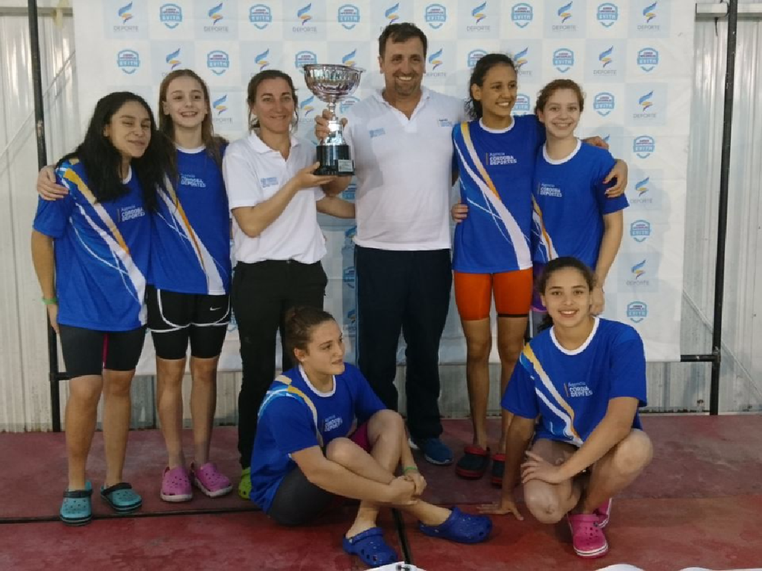 Las chicas del Sport levantaron la copa frente al mar