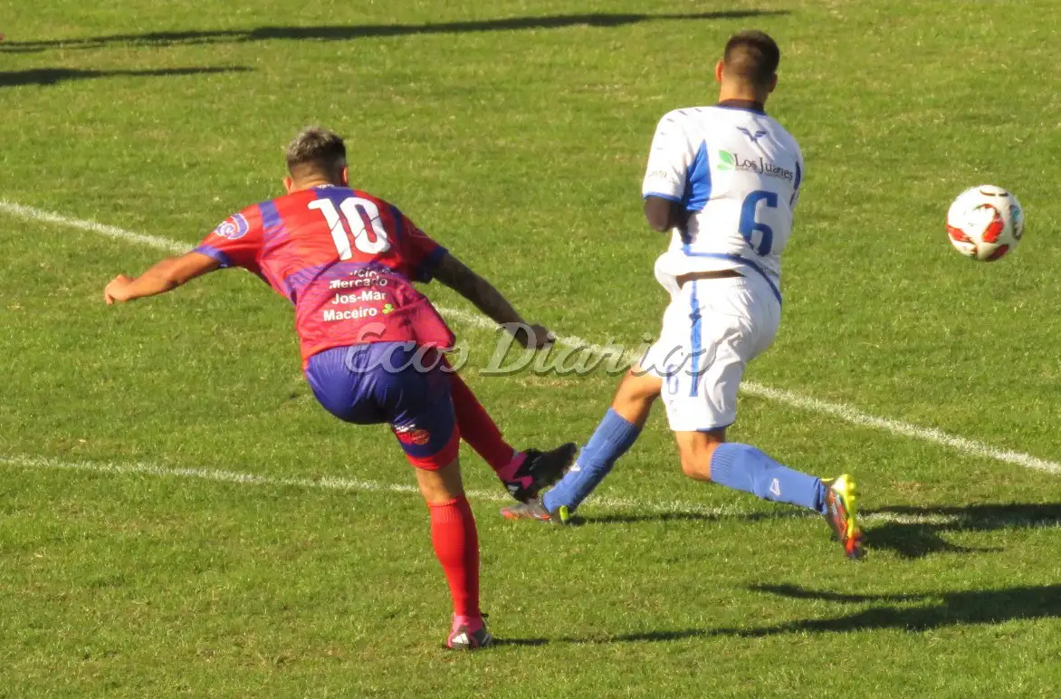 Disparo de Kevin Ortueta en el encuentro ante Independiente de San Cayetano