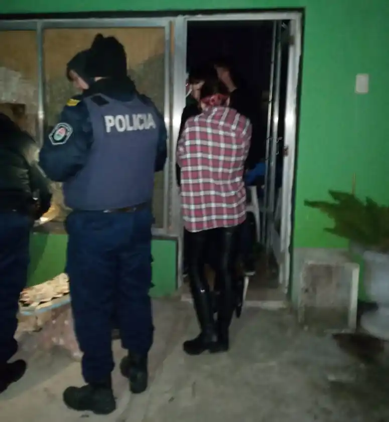 ¿Fiesta clandestina o cumpleaños masivo?: notificaron a 50 personas