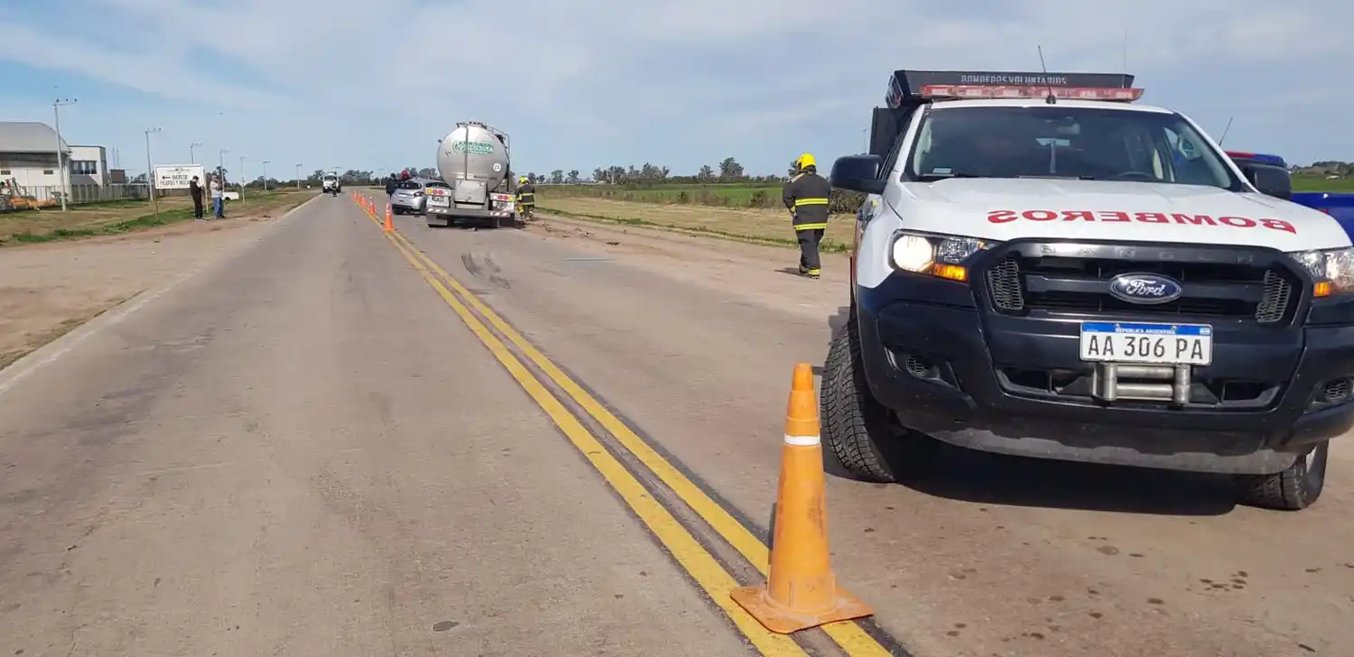 Choque entre un auto y un camión cisterna en Morteros: cuatro personas fueron hospitalizadas - 2