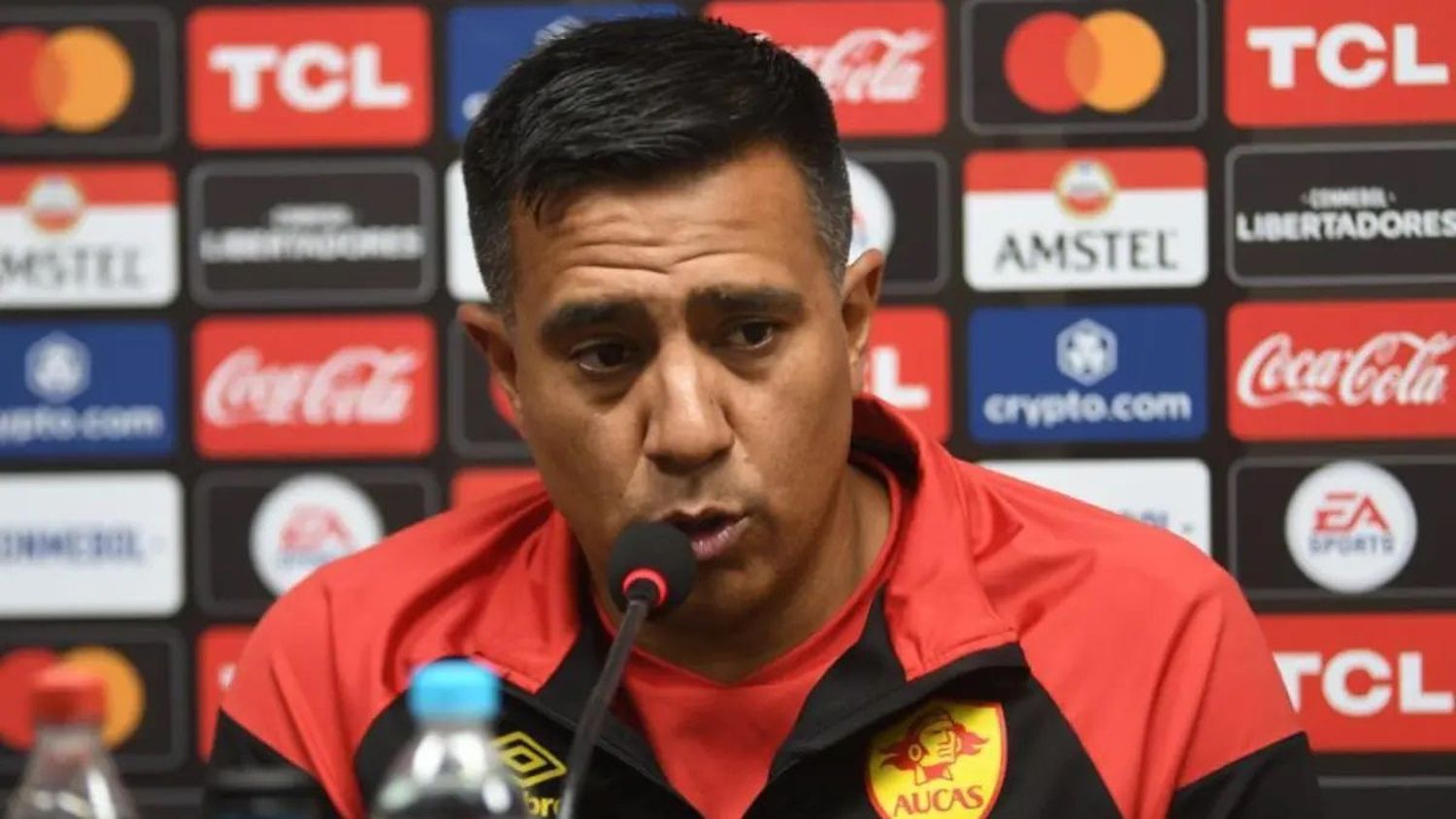 ¡VISIBLEMENTE ENFURECIDO! Expulsan al director técnico César Farías por golpear a 2 jugadores (+VIDEOS)