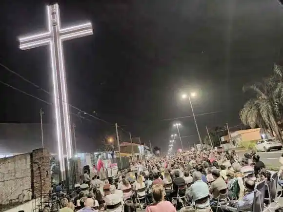 Vuelve la Cruz iluminada y la figura del padre Jorge Odiard a la parroquia de la Virgen del Valle
