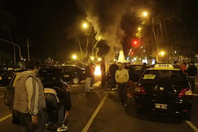 Paro y protestas de taxistas tras asesinato de chofer en Mar del Plata