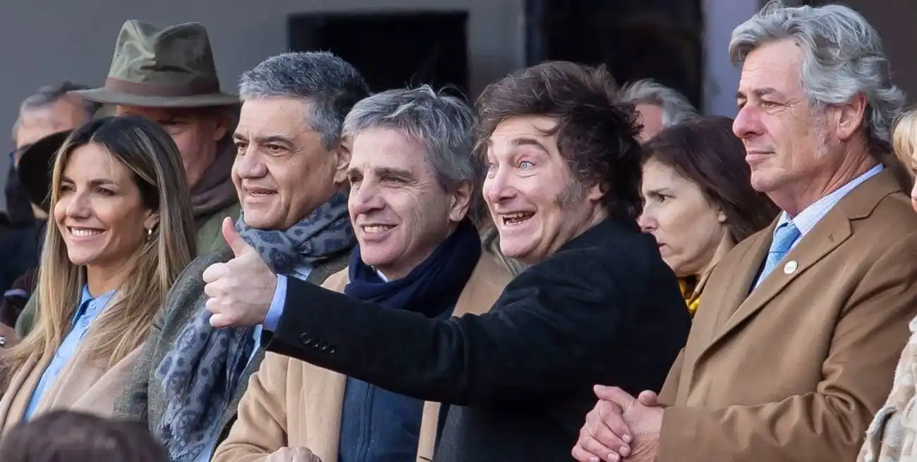 El Jefe de Gobierno de CABA, Jorge Macri; el Ministro de Economía, Luis Caputo; el Presidente Javier Milei, y el titular de la Sociedad Rural Argentina, Nicolás del Pino, compartiendo palco en la Exposición Rural de Palermo a mediados del año pasado.