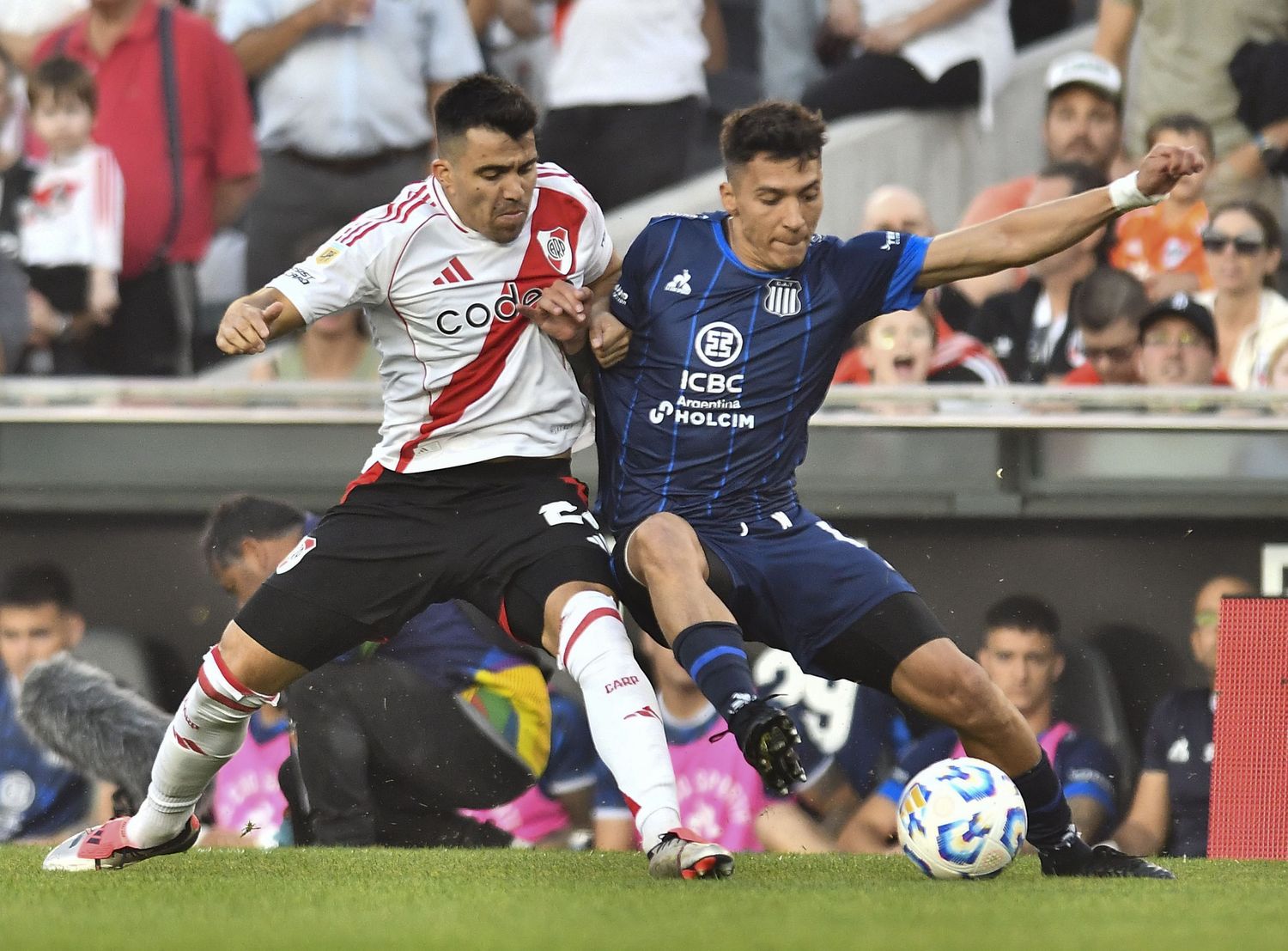 El duelo entre Acuña y Botta en el Monumental.