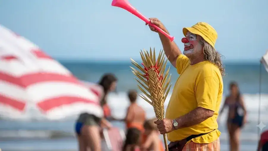 En la arena. Como en el pasado, la playa sigue siendo el lugar donde más vendedores ambulantes se encuentran