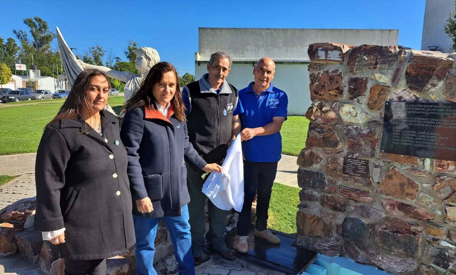 Emotiva ceremonia. Se desarrolló en la Plaza Héroes de Malvinas de Lobería