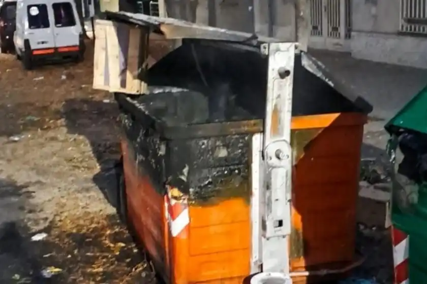 Contenedor incendiado.