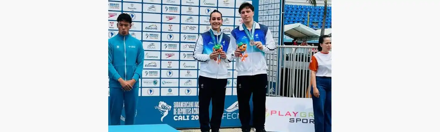 El marplatense Manuel Iglesias en el podio del Sudamericano de Cali junto a Azul Chiorazzo.