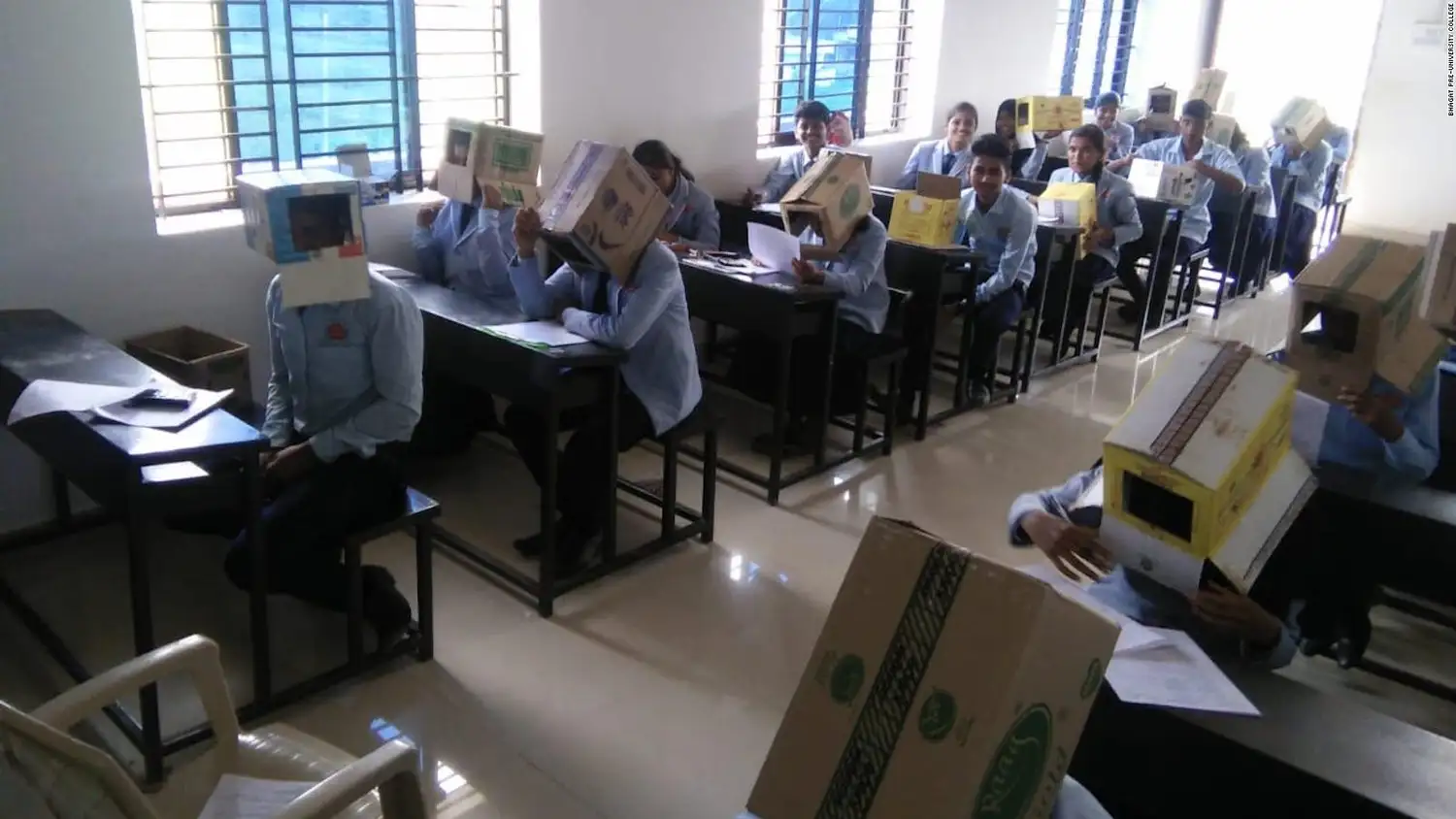 Cajas en la cabeza para no copiarse: la polémica medida de una escuela